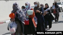 Афганские женщины на входе в аэропорт Кабула, 28 августа 2021 года