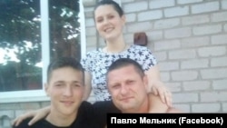 Украинский рыбак Максим Терехов со своей семьей.