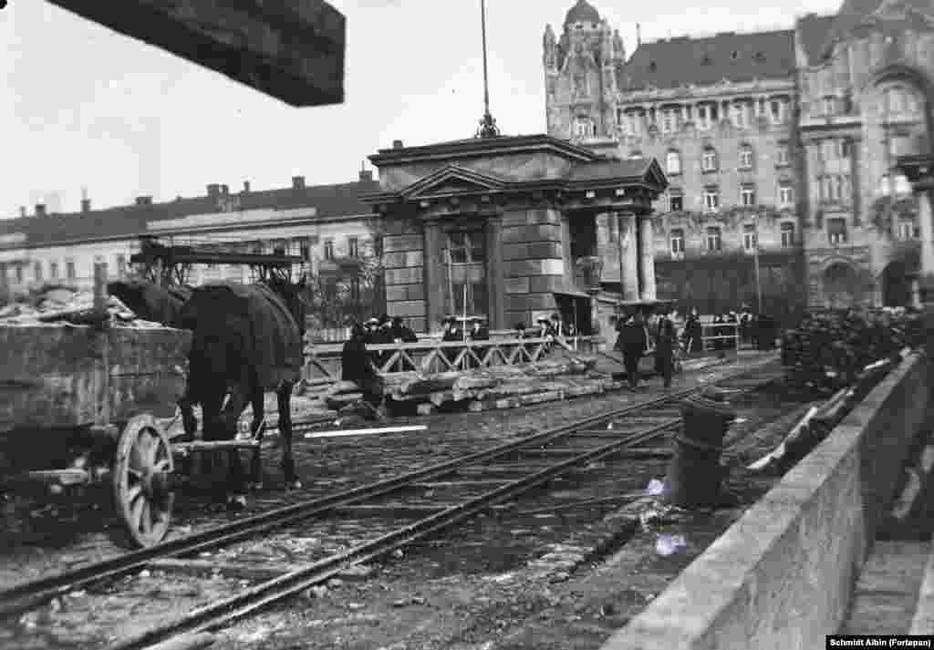 Работы на мосту Сеченьи, 1914 год. На заднем плане – Дворец Грешем, построенный в стиле модерн, где сегодня находится один из самых роскошных отелей Будапешта