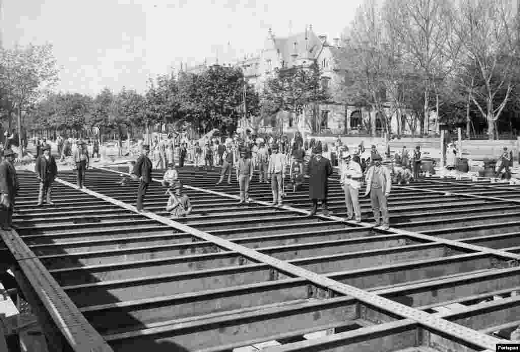 Строительство крыши станции метро Dosza Gyorgy Road, 1893 год. Метро Будапешта – одно из старейших в мире. Старше него только лондонская подземка