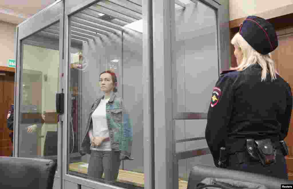 Алсу в "аквариуме" во время судебного заседания в Казани, 31 мая 2024 года 