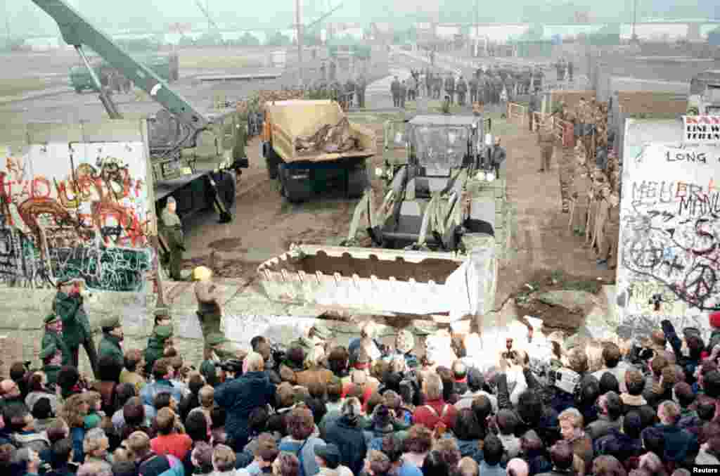 Ноябрь 1989 года: падение Берлинской стены. На пресс-конференции одного из высших чиновников режима ГДР звучит заявление, которое многие воспринимают как сообщение об открытии границы с ФРГ. Тысячи берлинцев направляются к разделяющей город стене. Пограничники не чинят им препятствий. В течение нескольких дней стена, стоявшая в центре немецкой столицы с 1961 года, оказывается сметенной – за исключением ряда небольших участков.   
