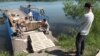 Парк "Гавриловская роща" по-прежнему остаётся общественным пространством, которое благоустраивается и охраняется самими местными жителями. На снимке: 2019 год, активисты самостоятельно приводят в порядок пирс.