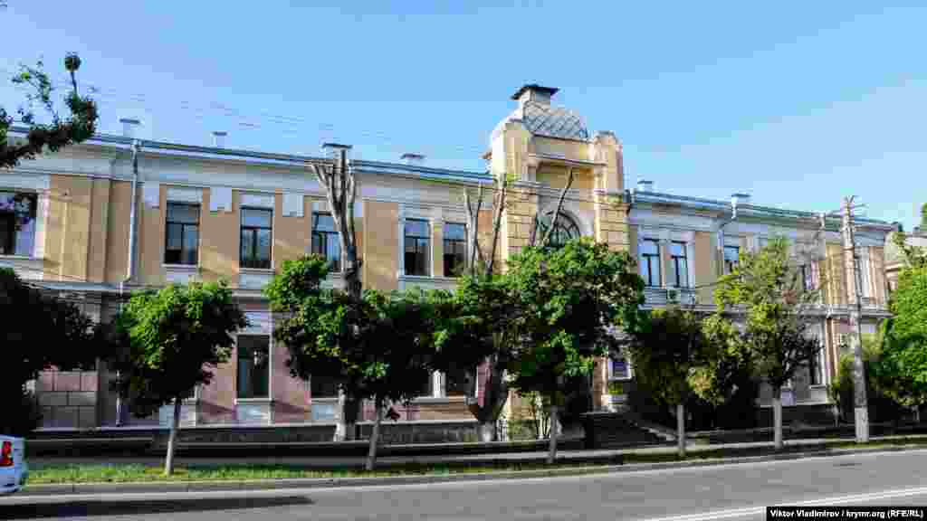 «Біля губернаторського будинку велика дорога відділяла від себе іншу, яка, спустившись під підошву тієї гори, йшла потім повз фонтан, котрий постачав майже все місто свіжою, джерельною водою, обгинала оспіваний Пушкіним Салгир, що пробивався тут із дзюрчанням і шумом між порослими мохом камінням, і йшла вдалину або, точніше, звертала на поштовий тракт, що веде з Сімферополя до Алушти, Ялти, Алупки й інші місця Південного узбережжя Криму», – так описував цю вулицю в своїх щоденниках друг композитора Олександра Сєрова Молчанов