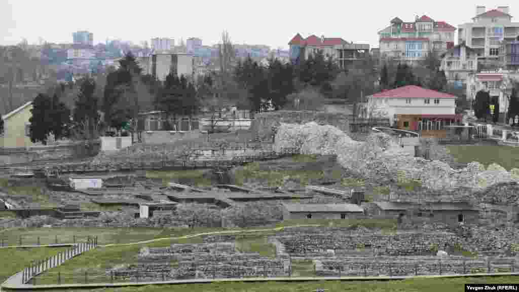 Портовий квартал стародавнього Херсонеса. Тут з античних часів збереглися оборонні стіни, вежі, а також житлові квартали Середньовіччя. Тепер тут проклали дерев'яні доріжки, встановили підсвічування стін  