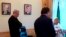 Глава Республики Коми Вячеслав Гайзер (слева) во время проведения обысков в его рабочем кабинете