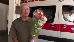 Владелец цветочного бизнеса бесплатно дарит женщинам букеты (видео) Владелец цветочного бизнеса бесплатно дарит женщинам букеты (видео)