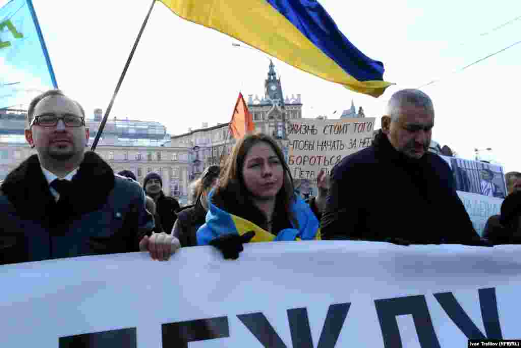 Марш памяти Бориса Немцова в Москве. В поддержку украинской военнослужащей Надежды Савченко. В центре ее сестра Вера, слева и справа – адвокаты Николай Полозов и Марк Фейгин