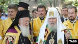 The patriarchs of Constantinople and Moscow, Ecumenical Patriarch Bartholomew I (left), and Aleksy II of Russia (right) in Kyiv on July 27