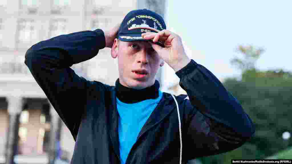 И одел кепку с названием военного корабля ВМС Украины «Симферополь», на котором в 1997-2001 годах Дудка был командиром