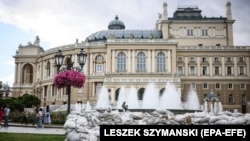 Здание Одесского национального академического театра оперы и балета во время вторжения России в Украину. Одесса, 22 июня 2022 года