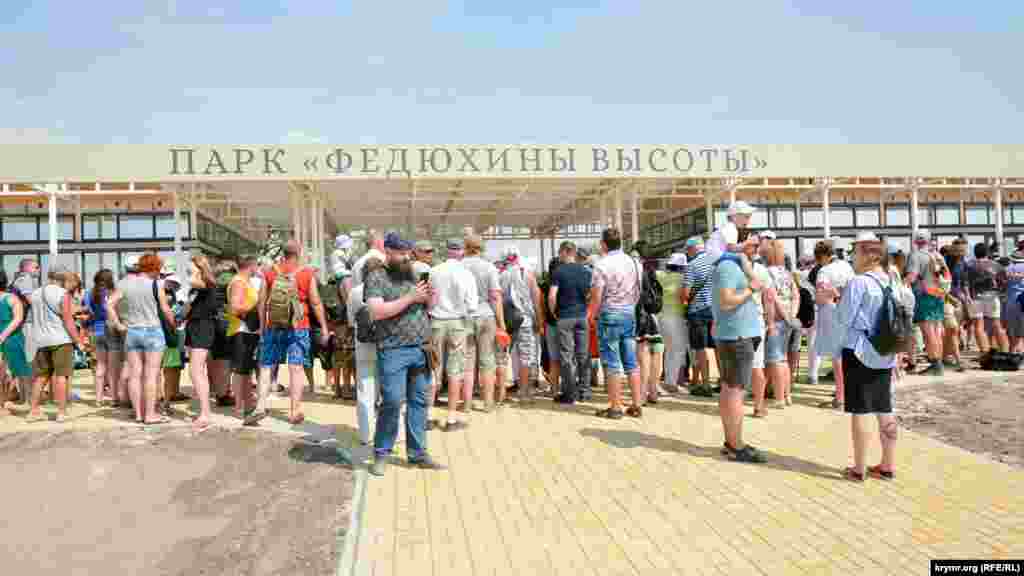 Участники церемонии и зрители прибыли на открытие фестиваля без масок, стояли кучно и нарушали социальную дистанцию