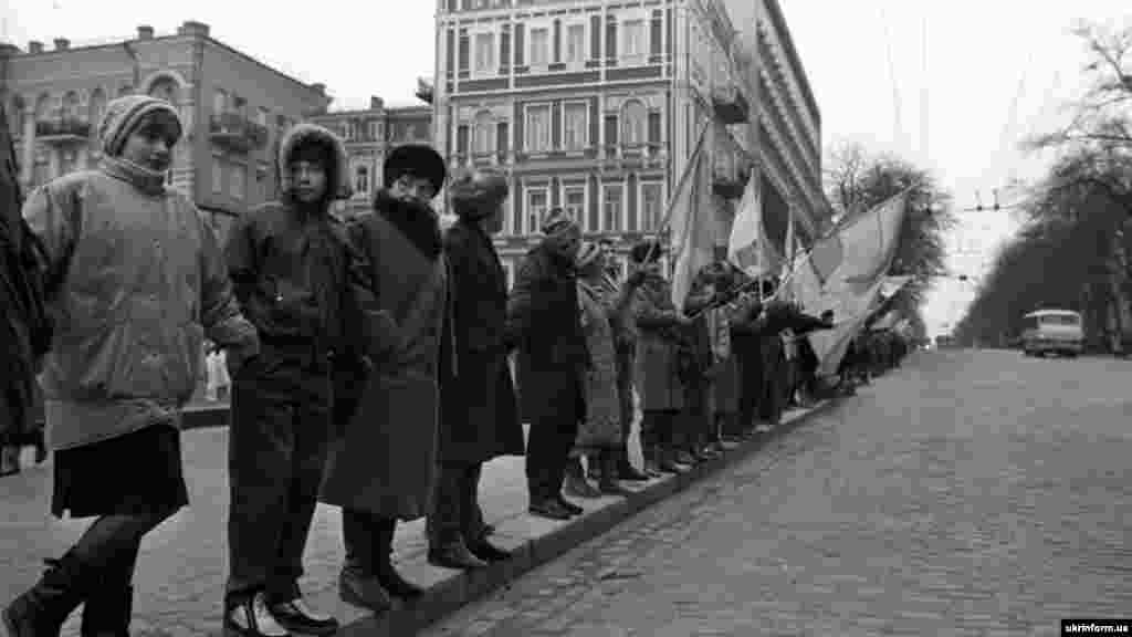 Три мільйони українців стали в живий ланцюг від Львова до Києва на честь 71-ї річниці проголошення в 1919 році Акту про об’єднання Української Народної Республіки (УНР) і Західно-Української Народної Республіки (ЗУНР) в єдину українську державу. 21 січня 1990 року