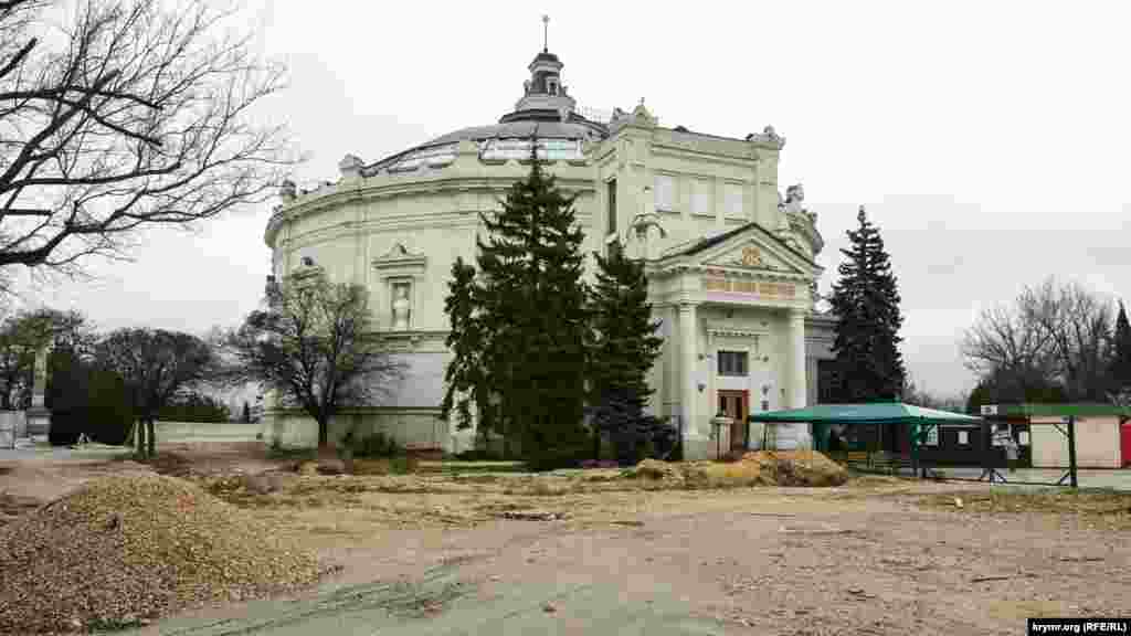 Панорама «Оборона Севастополя в 1854-1855 роках» – ще один пам'ятник історії. Автор панорами Франц Рубо поклав в основу свого твору епізод севастопольської епопеї – бій на Малаховому кургані в 1855 році. У цей день 75-тисячна російська армія успішно відбила натиск 173-тисячного англо-французького війська. Роботу над Панорамою художник почав у 1901 році. Полотно розміром 14 на 115 метрів писалося в Мюнхені, а в 1904 році було доставлено в Севастополь. До 50-ї річниці оборони Севастополя, в 1905 році, Панораму відкрили для загального огляду