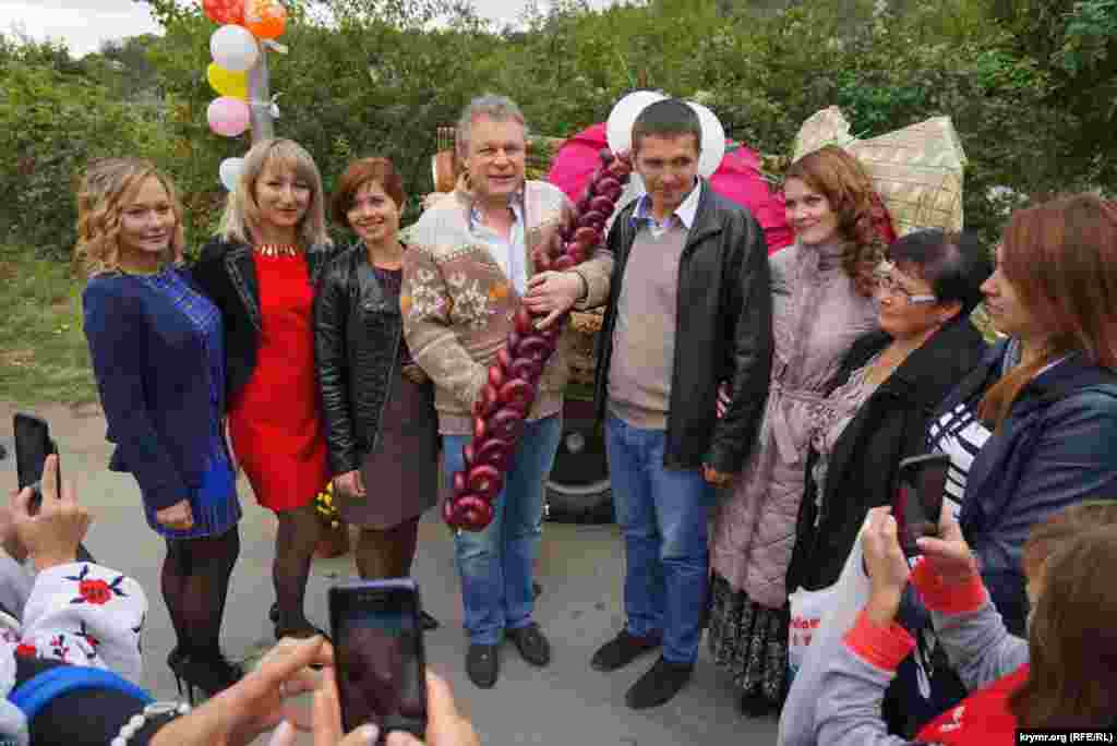 Он вроде бы проездом к своему ялтинському приятелю «заглянул» в Запрудное. По сути, его появление стало «изюминкой» лукового фестиваля.