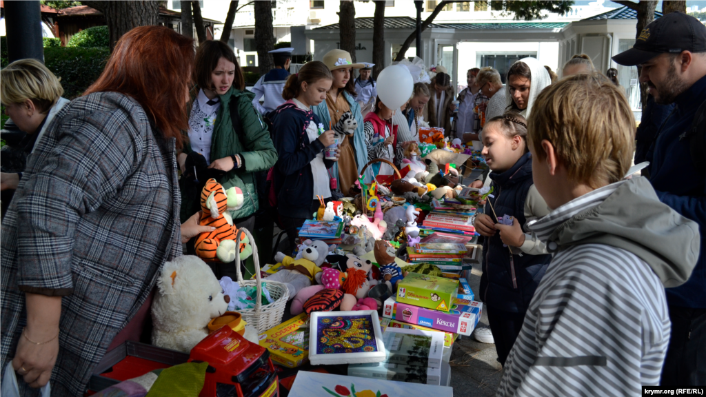 На аллее возле памятника «Дама с собачкой», учащиеся школ Ялты развернули благотворительную ярмарку своих поделок. Средства от продажи пойдут нуждающимся  