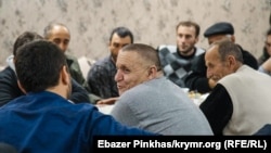Бекир Дегерменджи (в центре) после перевода из СИЗО под домашний арест, 24 января 2019 год