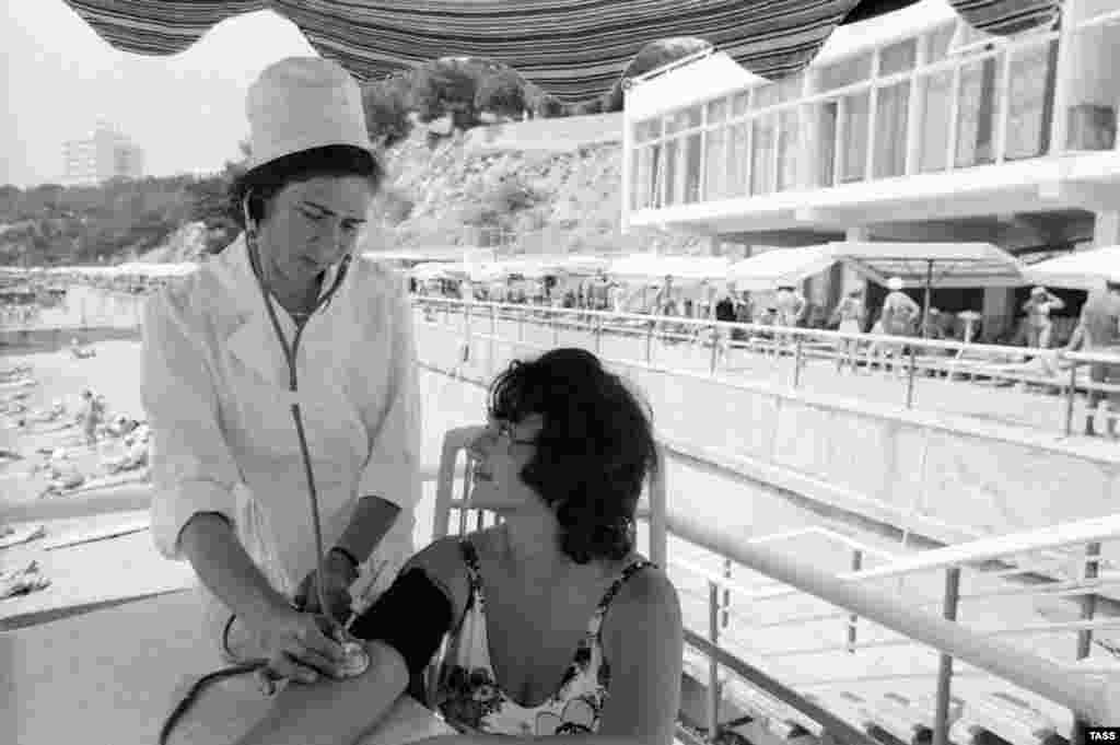 A beachside nurse at the Ukraina sanatorium perfoms a check-up on a vacationer from Kabardino-Balkaria in 1977. 