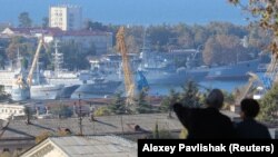 Вид с Малахова Кургана на российские военные корабли в порту Севастополя