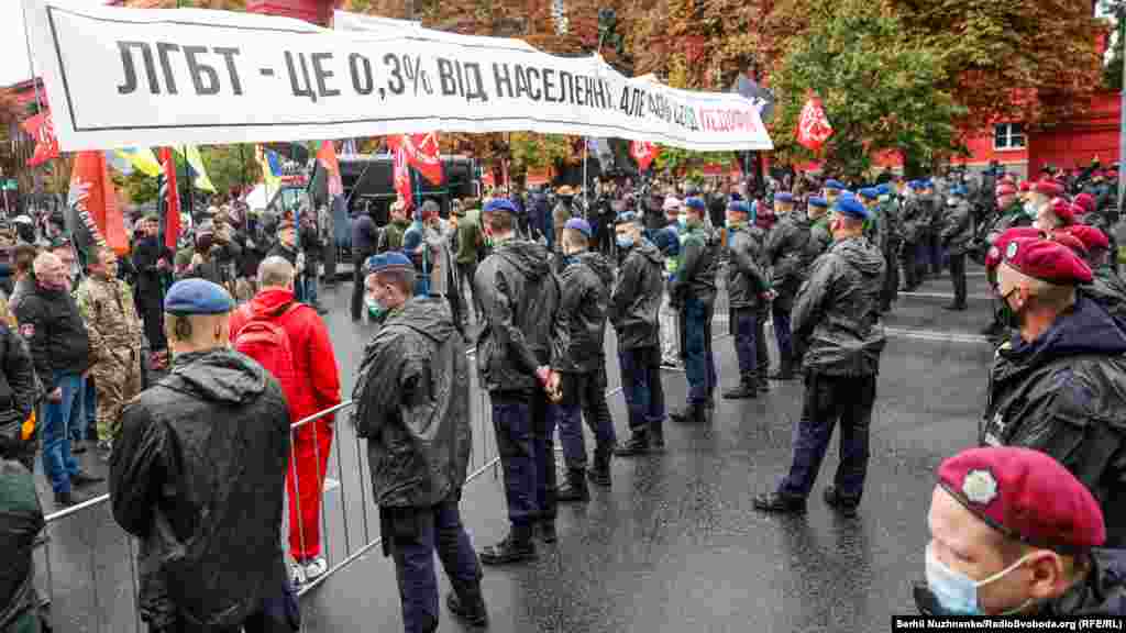 Одночасно з «Маршем рівності» в центрі Києва проходила альтернативна акція. Як повідомив кореспондент Радіо Свобода, на неї зібралися близько 200 осіб, прихильників «традиційних цінностей», серед них – представники правих, праворадикальних організацій, релігійних організацій. Акції були розділені і відбувалися за посиленої охорони