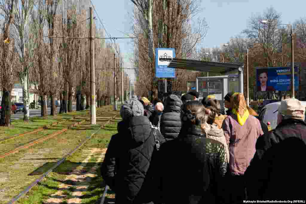 Інколи трамваї в Одесі стають рядком і чекають, поки частина людей не вийде з вагону, якщо їх більше від дозволеної квоти – допоки там не буде максимум 10 пасажирів, транспорт просто нікуди не їде