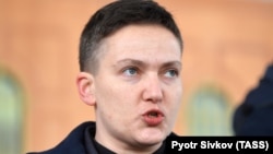 Надежда Савченко у здания СБУ в Киеве