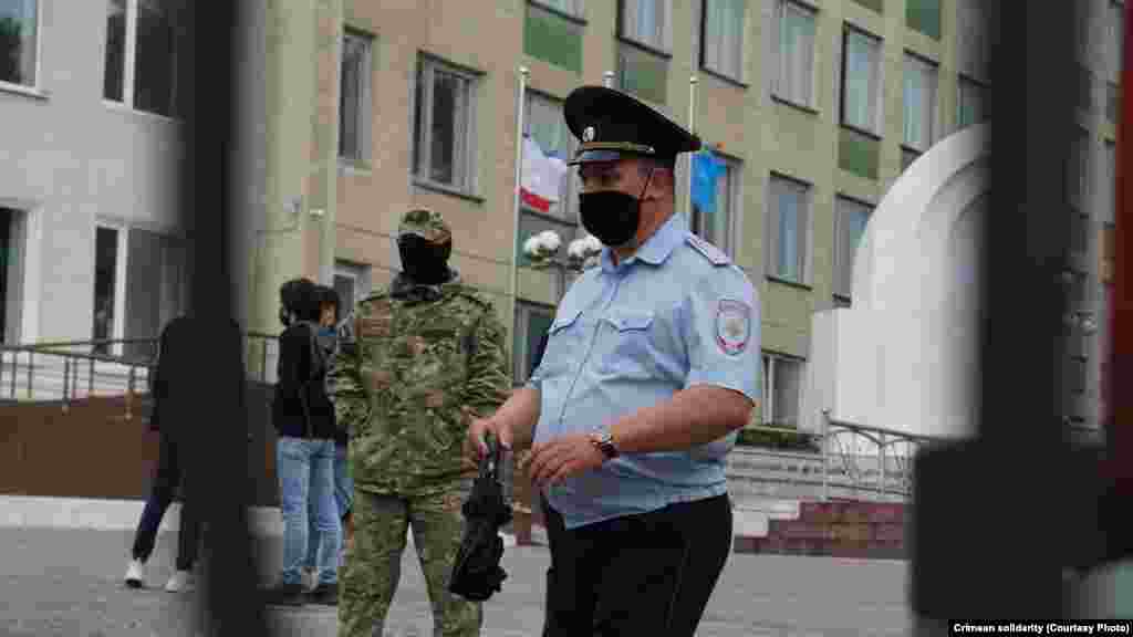 Собравшиеся под судом слушатели вынуждены были покинуть территорию возле суда по требованию полиции. Как пояснили сотрудники российской полиции, такие меры принимаются «в связи с недопущением террористической угрозы в Крыму» в виду недавних событий в школе Казани, где в ходе нападения погибли школьники и работники учреждения