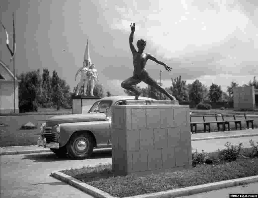 Бухарест, 1957 год. После прихода к власти коммунистов в Румынии, как и по всей Восточной Европе, появились сотни скульптур в стиле социалистического реализма.    