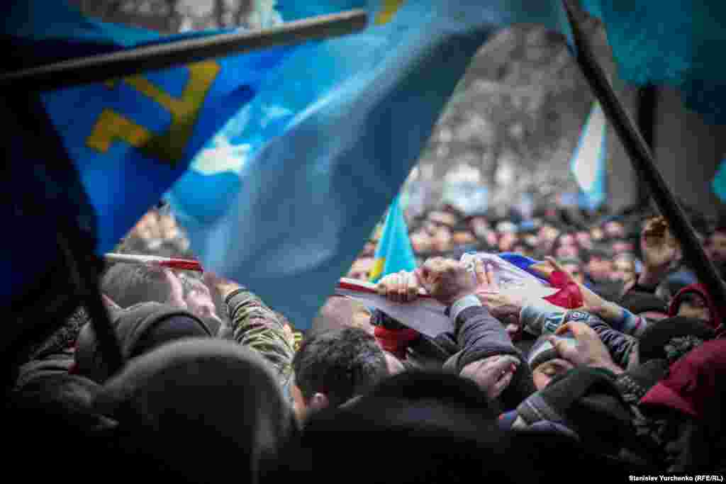 К середине дня 26 февраля на митинге у стен парламента насчитывалось от 10 до 20 тысяч жителей Крыма – сторонников территориальной целостности Украины, и от 2 до 4 тысяч представителей пророссийских сил. Их разделял кордон милиции