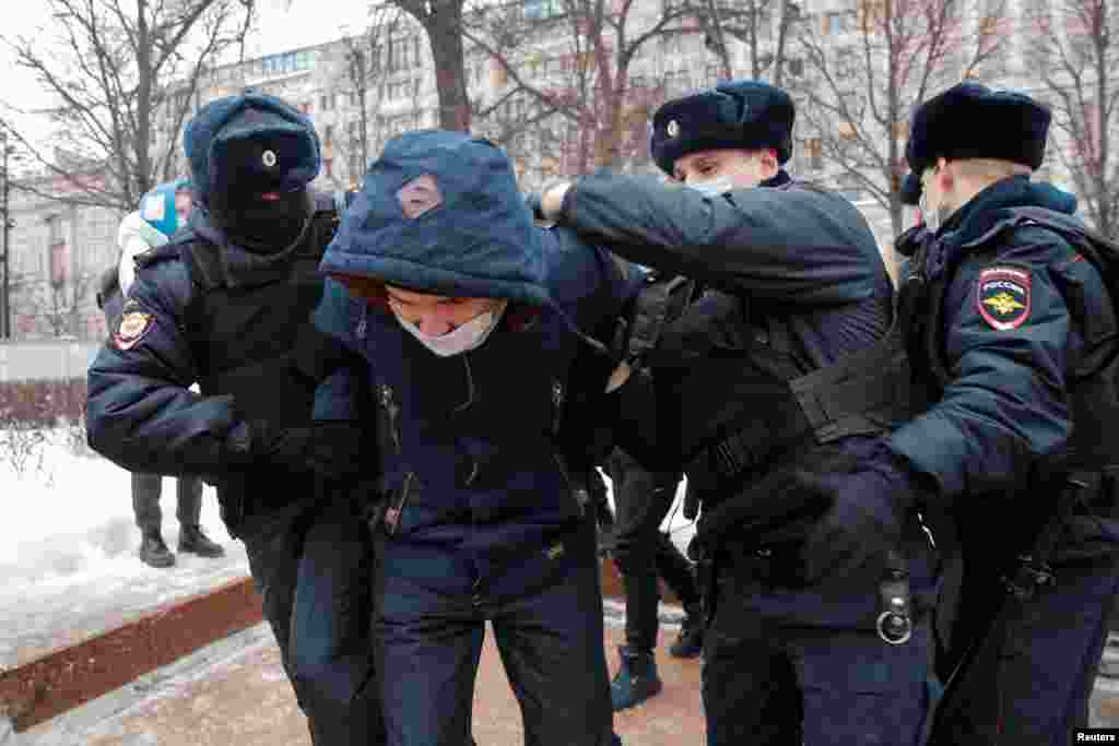 В Москве перед акцией в поддержку Алексея Навального появилась бронетехника. На подходах к столице корреспонденты заметили два бронетранспортера: судя по всему, это БТР-80 или БТР-82, которые эксплуатируются Советской и Российской армией с 1980-х годов