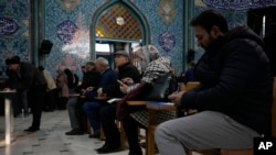 شماری از رأیدهندگان در یک حوزه انتخاباتی-۱۱ اسفند