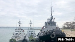 Захоплені Росією три українські військові судна передали Україні 18 листопада. Буксир «Яни Капу» і малі броньовані артилерійські катери «Нікополь» і «Бердянськ»