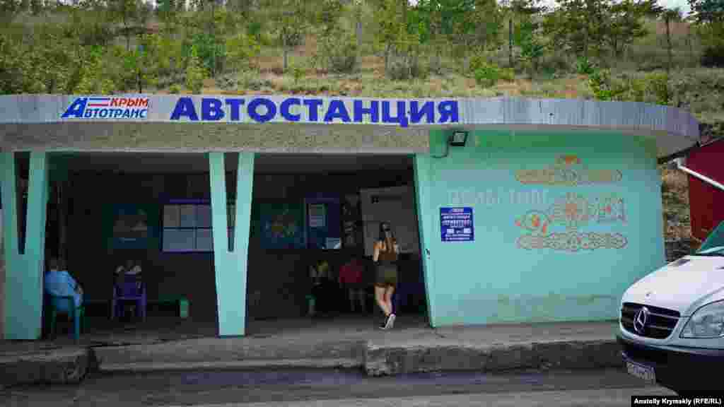 Сельская автостанция работает лишь в курортный сезон. Отсюда ранним утром уходят только два маршрутных автобуса – в Алушту и Симферополь