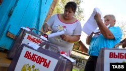 Приморский край. 15 сентября 2016 года. Жители села Полыниха во время досрочного голосования на выборах депутатов Госдумы РФ