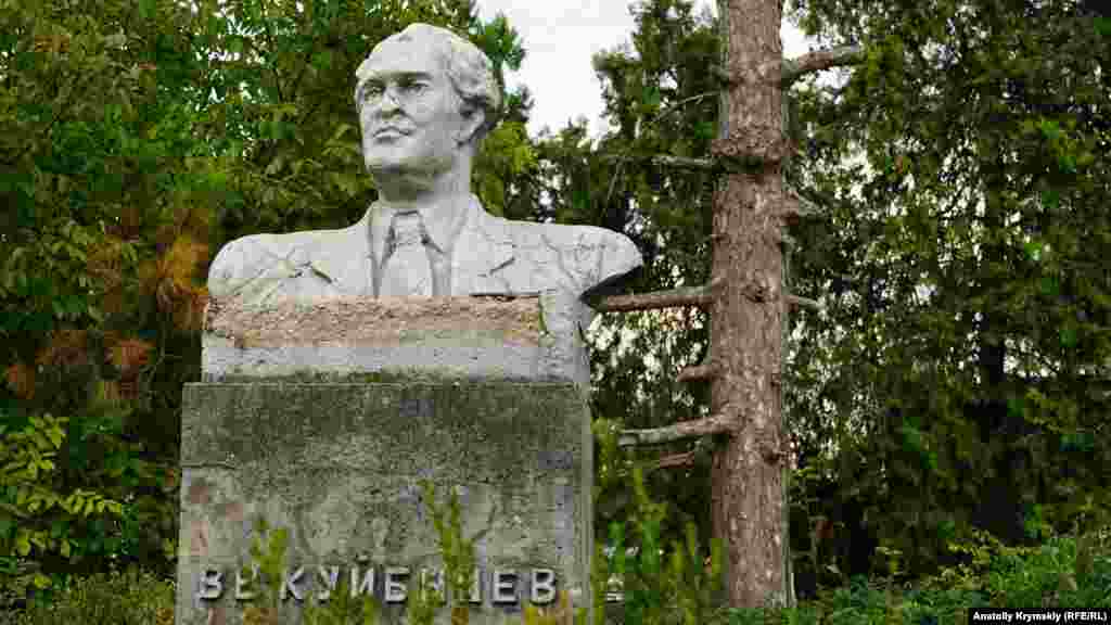 Поселок носит имя советского коммунистического деятеля Валериана Куйбышева. Его потрескавшийся бюст можно встретить в центре населенного пункта. В 2016 году Верховная Рада Украины, в соответствии с законами о декоммунизации, переименовала Куйбышево в Албат Чем живет поселок, смотрите по ссылке