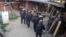 Сотрудники ФСБ в доме у одного из сотрудников "Эковахты"