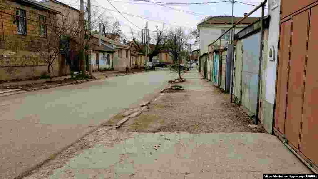 Вулиця пролягає через мікрорайон Ак-Мечеть («Біла мечеть») – стару частину Сімферополя