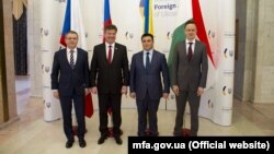 Справа наліво: міністри закордонних справ Угорщини Петер Сійярто, України Павло Клімкін, Словацької Республіки Мирослав Лайчак і Чеської Республіки Любомир Заоралек під час спільного робочого візиту іноземних дипломатів до України, Київ, 11 квітня 2017 року