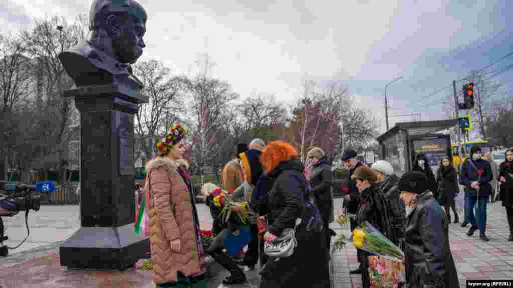 По словам корреспондента Крым.Реалии, впервые за годы аннексии возле памятника Кобзарю не было видно нарядов российской полиции и «самообороны» во время проведения мероприятий