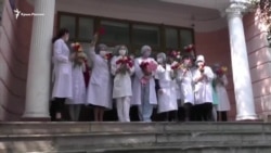 Цветы – врачам. В Крыму поблагодарили медиков, которые борются с коронавирусом (видео) Цветы – врачам. В Крыму поблагодарили медиков, которые борются с коронавирусом (видео)