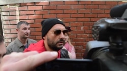 Россия: режиссера Серебренникова увезли на допрос в Следком (видео) Россия: режиссера Серебренникова увезли на допрос в Следком (видео)