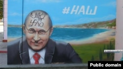 В Керчи нарисованному Путину дорисовали свастику на лбу
