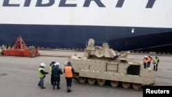 Латвийские таможенники проверяют американскую военную технику (порт Риги, 9 марта 2015 года)