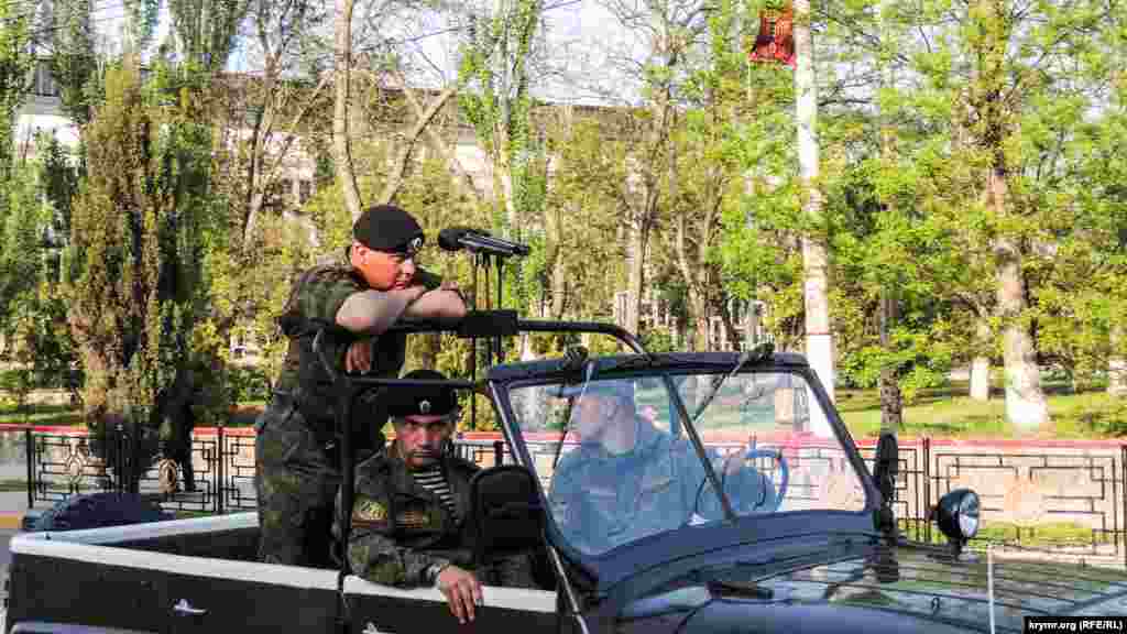 На репетиции парадом командовал подполковник Александр Саенко, ранее командовавший 501 Отдельным батальоном морской пехоты ВМС Украины, который был дислоцирован в Керчи. 