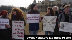Участники акции солидарности с деятелями культуры, Петербург, 5 апреля 2015 г.