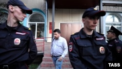 Леонид Волков, глава штаба оппозиции в Новосибирске, в окружении полиции