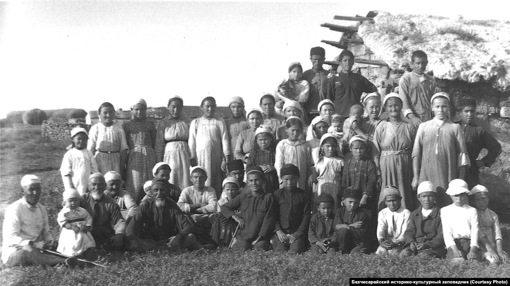 Жители села. Степной Крым, 1920-ые. В крымской степи скотоводство сочеталось с земледелием. Начало сева, время снятия урожая в общине происходило в один день и определялось советом старших. Пословица крымских татар «косить – раскачиваться, жать – приседать, а вот на яйле только сыр прессуют» означала, что труд земледельца считался более тяжелым, чем труд скотовода