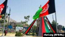 د کابل بېلابېلې سیمې د افغانستان د خپلواکۍ د بېرته ترلاسه کولو د سلمې کلیزې په مناسبت په بیرغونو او د امانالله خان انځورونو تزئین شوې دي.
