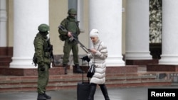 Возле аэропорта Симферополя 28 февраля