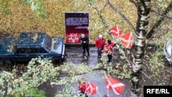 Из двора дома Александра Подрабинека "Наши" перешли в суд.
